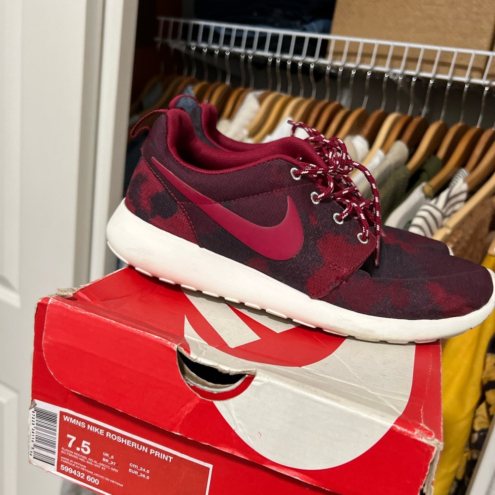 NIKE Women’s Rosherun Sneakers
